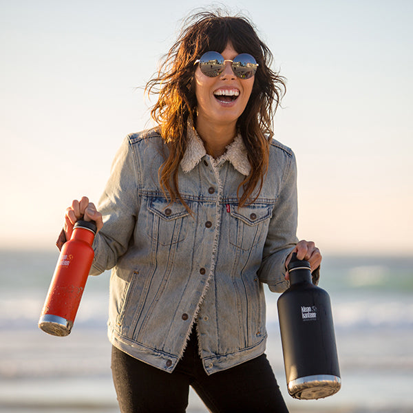64oz-classic-with-loop-cap-c4 64oz_insulated_classic_black_beach_smile_square.jpg