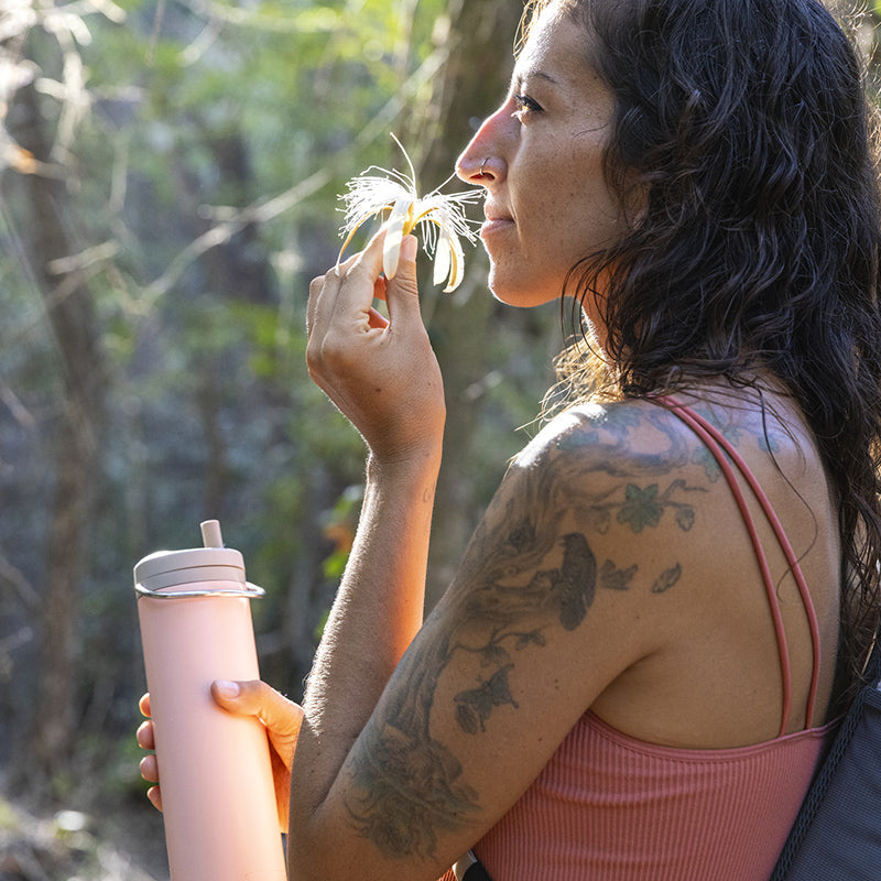 20oz-tkwide-with-twist-cap-e7 tkwide_20oz_insulated_bottle_twist_woman_flower_costarica_square.jpg